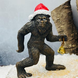 Giardino delle fate Big Foot Holiday Sasquatch per terrario accessorio per piante topper per torta ragazzo regalo fioriera bosco foresta festa rosso compleanno Babbo Natale