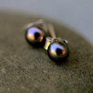 4mm Black Pearl Earring Studs, kleine zwarte parel oorbellen, kleine parel Stud Oorbellen, minimalistische parel sieraden, Minimalpearl
