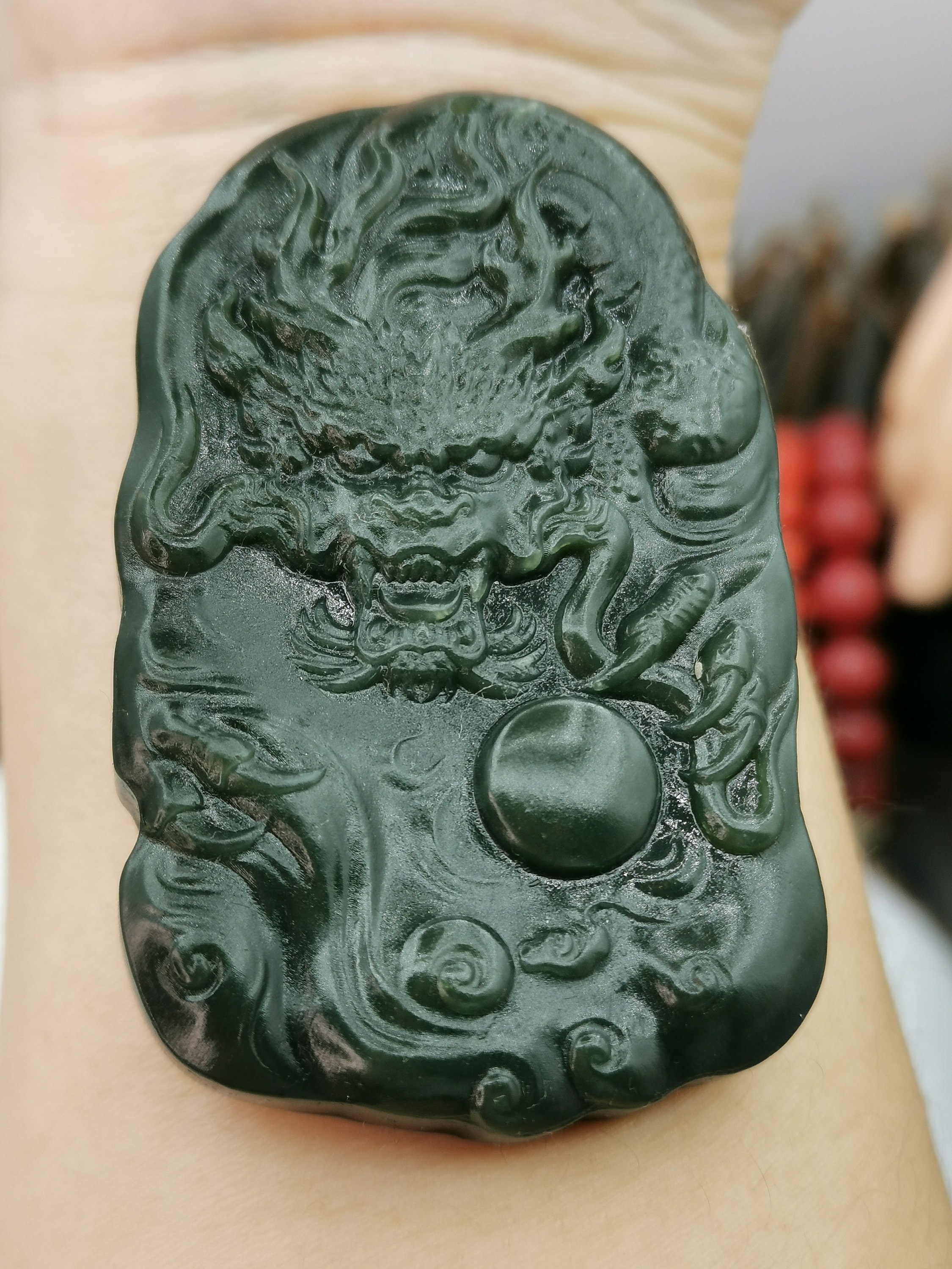 Natürliche dunkelgrüne Jade Drache handgeschnitzt | Etsy