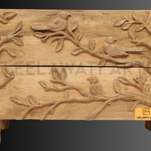 Mesita de noche con diseño de madera tallada / Mesita de noche con 2 cajones y diseño de pájaros tallados