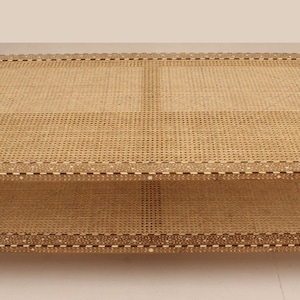 Pode incluir: Uma mesa de centro retangular com tampo e prateleira inferior em palhinha tran&ccedil;ada. A estrutura de madeira &eacute; decorada com padr&otilde;es intrincados de incrusta&ccedil;&otilde;es brancas. O texto LA LALATE ARTS &eacute; vis&iacute;vel no topo. A mesa tem quatro pernas curvas.