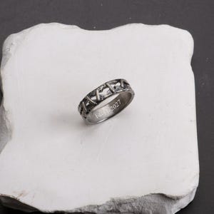 Sterlingzilveren gestikte hechtring, geoxideerde gotische band voor heren en dames afbeelding 6