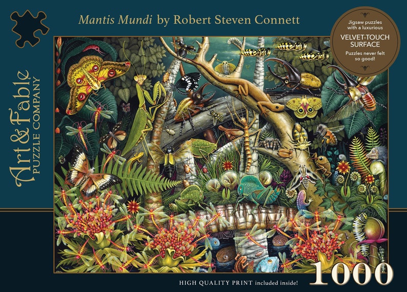 K&ouml;nnte beinhalten: Ein 1000-teiliges Puzzle mit einer lebendigen Illustration einer Dschungelszene mit verschiedenen Insekten, Schmetterlingen und einem Eidechsen. Das Puzzle tr&auml;gt den Titel "Mantis Mundi" von Robert Steven Connett und ist auf einer Oberfl&auml;che mit Samt-Touch gedruckt.