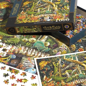 K&ouml;nnte beinhalten: Ein 1000-teiliges Puzzle mit einer detaillierten Illustration einer &uuml;ppigen Dschungelszene mit Insekten, Schmetterlingen und einem Cham&auml;leon. Die Schachtel des Puzzles ist ebenfalls auf dem Bild zu sehen.