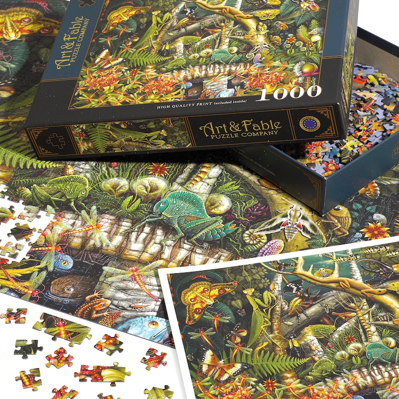K&ouml;nnte beinhalten: Ein 1000-teiliges Puzzle mit einer detaillierten Illustration einer &uuml;ppigen Dschungelszene mit Insekten, Schmetterlingen und einem Cham&auml;leon. Die Schachtel des Puzzles ist ebenfalls auf dem Bild zu sehen.
