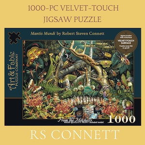 K&ouml;nnte beinhalten: Ein 1000-teiliges Puzzle mit einer detaillierten Illustration einer Dschungelszene mit einer Vielzahl von Insekten, Pflanzen und Tieren. Das Puzzle tr&auml;gt den Titel "Mantis Mundi" von Robert Steven Connett und ist Teil der Velvet-Touch Surface-Kollektion von Art & Fable Puzzle Company.