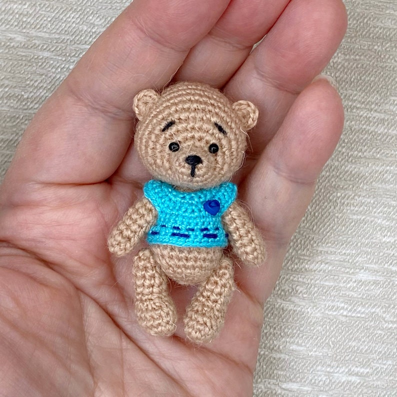 микро мишки вязаные. маленькие связанные игрушки. маленькие игрушки амигуруми. лори амигуруми. мини мишка крючком.