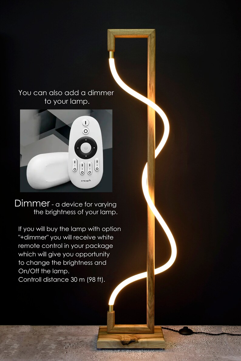 Pu&ograve; includere: Una lampada da terra in legno con una luce LED bianca che si curva in una forma unica. La lampada &egrave; dotata di un telecomando per regolare l'intensit&agrave; della luce e accenderla e spegnerla. Il telecomando &egrave; bianco e ha un pulsante circolare al centro. La lampada &egrave; alta 30 metri (98 piedi).