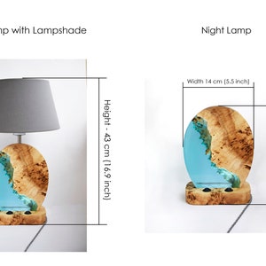 Puede incluir: Dos l&aacute;mparas de mesa con base de madera y un inserto de resina azul. La l&aacute;mpara m&aacute;s grande tiene una pantalla de tela gris y mide 43 cm de alto. La l&aacute;mpara m&aacute;s peque&ntilde;a es una luz nocturna y mide 25 cm de alto.