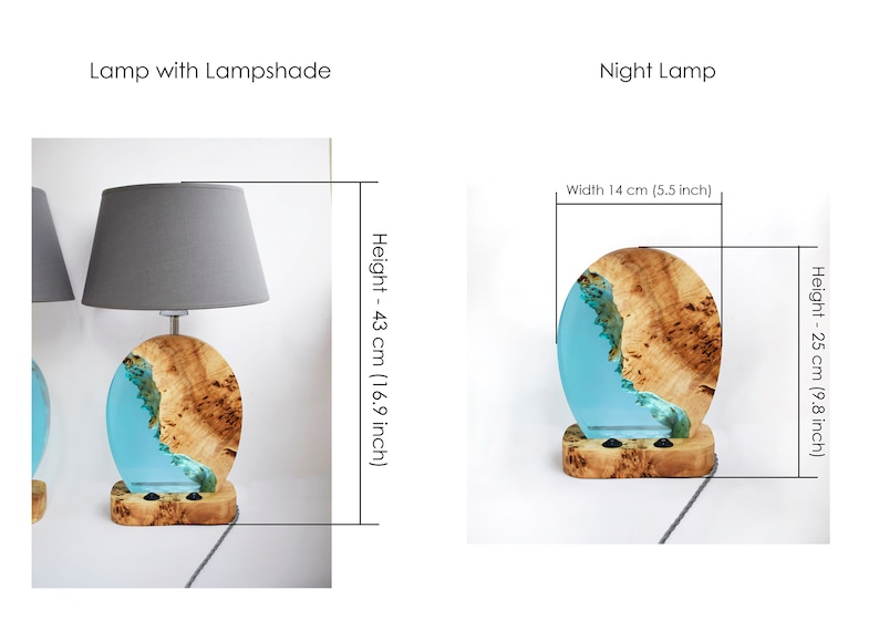 Puede incluir: Dos l&aacute;mparas de mesa con base de madera y un inserto de resina azul. La l&aacute;mpara m&aacute;s grande tiene una pantalla de tela gris y mide 43 cm de alto. La l&aacute;mpara m&aacute;s peque&ntilde;a es una luz nocturna y mide 25 cm de alto.