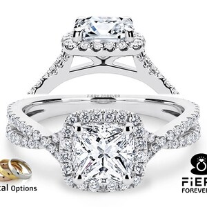 Puede incluir: Un anillo de compromiso de diamante de talla cojín con un halo y una banda trenzada. El anillo está engastado en oro blanco y presenta una fila de pequeños diamantes a cada lado de la banda. El anillo se muestra con una banda de boda a juego.