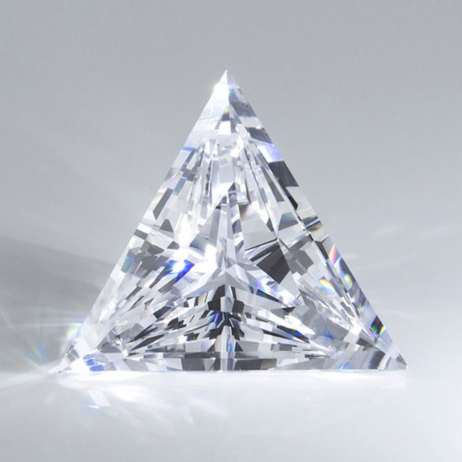 Треугольный камень. Triangle diamond. Фиолетовый треугольник на прозрачном фоне. Triangle огранка. Фиолетовый треугольник на прозрачном фоне.