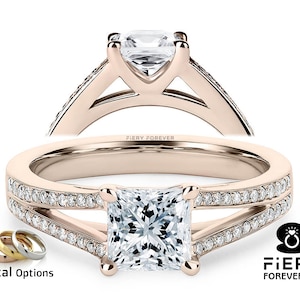 Puede incluir: Un anillo de compromiso de oro rosa con un diamante central cuadrado y una banda dividida con diamantes pavé. El anillo se muestra en primer plano. "FIERY FOREVER" está grabado en la banda.