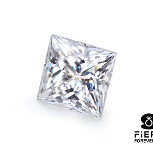 Op de afbeelding: Een heldere, vierkante diamant met een briljantslijpsel. De diamant is gezet in een eenvoudige, elegante zetting.