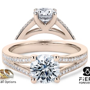 Puede incluir: Un anillo de compromiso de oro rosa con un diamante central de corte brillante redondo y una caña dividida con diamantes pavé. El anillo está sobre un fondo blanco. "Fiery Forever" está escrito en la banda.