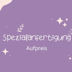 Puede incluir: Fondo morado con texto blanco que dice "Spezialanfertigung Aufpreis". El texto está rodeado de estrellas blancas y diseños florales.