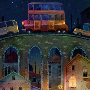Pode incluir: Um ônibus de dois andares dirige à noite por um arco de tijolos. O ônibus é vermelho e marrom com janelas e uma lua é visível no céu noturno.