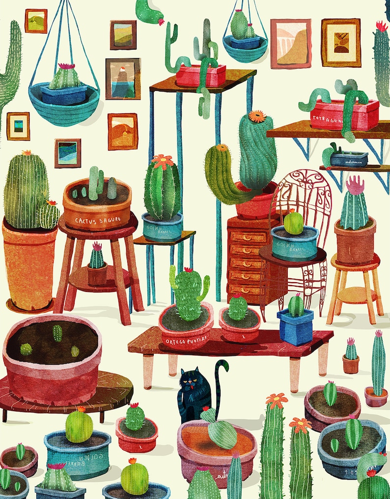 Peut inclure: Une illustration color&eacute;e d'une pi&egrave;ce remplie de cactus et de succulentes en pot. La pi&egrave;ce a un fond jaune clair avec un chat noir assis sur une table en bois. Les cactus sont de diff&eacute;rentes tailles et formes, et certains sont suspendus au plafond. Le texte "Cactus Saguaro" et "Ortega Punta" est visible sur l'image.