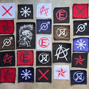Op de afbeelding: Een verzameling vierkante patches in verschillende kleuren, met symbolen zoals een anarchiesymbool, een rode ster en een schedel met een hanenkam. De patches zijn waarschijnlijk voor kleding of accessoires.