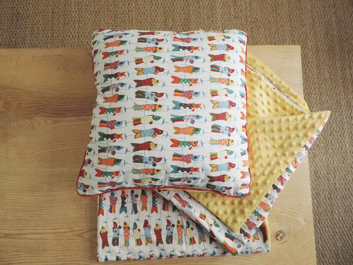 Coussin Pour Bébé, Enfant, Tout Doux en Minky Jaune et Coton Bio Imprimé de Poisson Volant Japonais