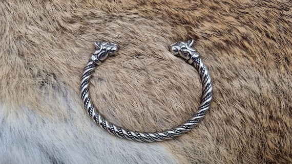 Freyja's Bracelet / Freya's Bracelet / Freyja's Cats / Bygul and Trjegul / Brazalete de Freya / Viking Jewelry / Viking cats / Magic / norse