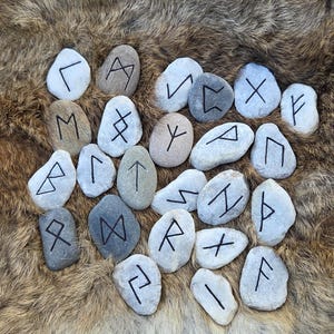 Tarot De Runas Vikingas Sabiduría Ancestral De Los Dioses - 78 Cartas Tarot De Runas Vikingas Sabiduría Ancestral De Los Dioses - 78 Cartas
