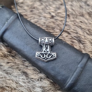 Mini Thor Hammer / Mini Mjolnir / small hammer / small size mjolnir / viking jewelry / thor hammer pendant / stainless steel / vikings Cordón negro