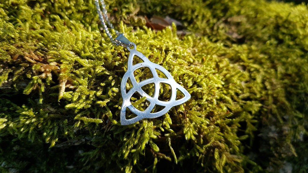Collar triquetra Clearance