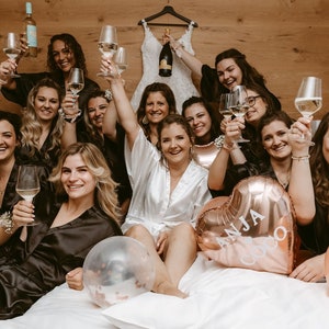 Abiti da damigella d'onore, abiti da sposa, abiti neri, abiti da preparazione, abiti in raso, regali di nozze, abiti personalizzati, abiti da preparazione