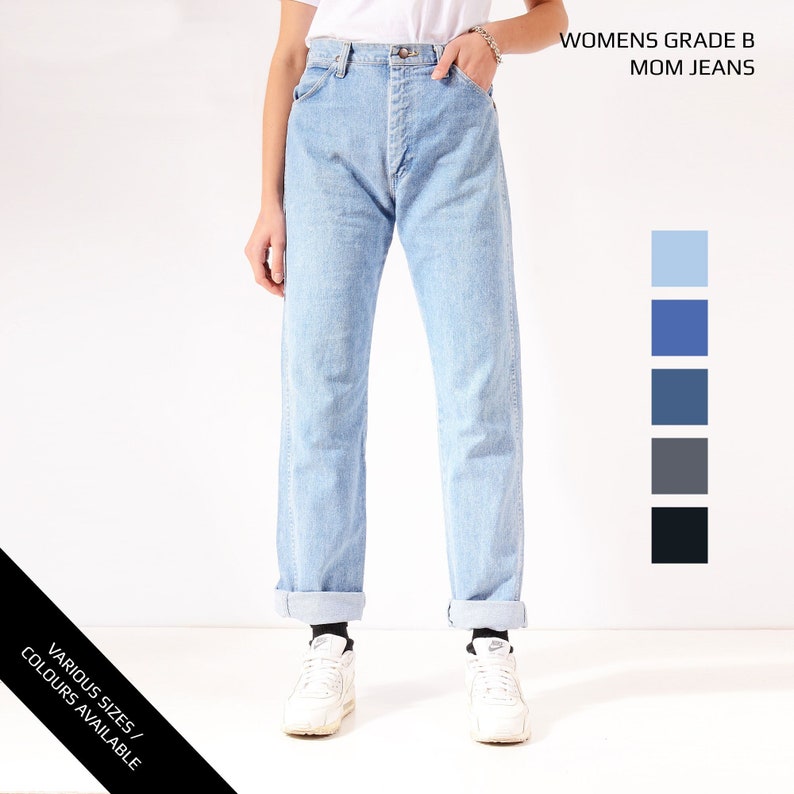 Op de afbeelding: Lichtblauwe denim mom jeans met een hoge taille en gecufte pijpen. De jeans zijn van kwaliteit B en zijn verkrijgbaar in verschillende maten en kleuren.
