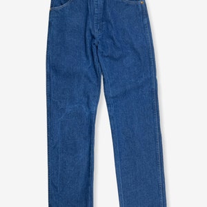K&ouml;nnte beinhalten: Eine blaue Jeanshose mit geradem Bein. Die Jeans hat ein klassisches F&uuml;nftaschen-Design und einen Knopfverschluss.