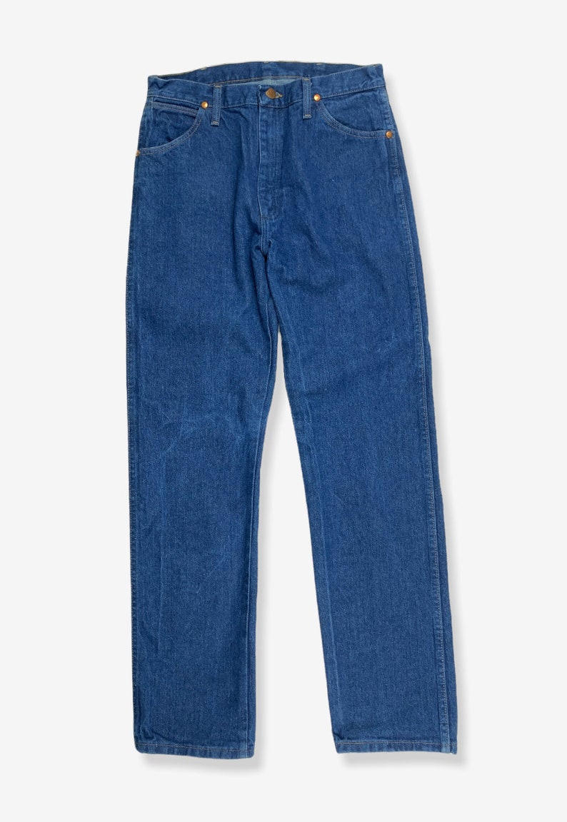 K&ouml;nnte beinhalten: Eine blaue Jeanshose mit geradem Bein. Die Jeans hat ein klassisches F&uuml;nftaschen-Design und einen Knopfverschluss.