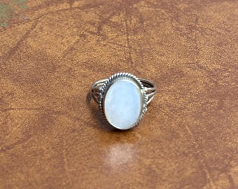 Anillo vintage de plata maciza 925 ovalado con gema de nácar color crema - Talla V 1/2