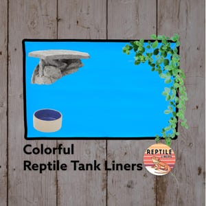 Peut inclure: Un revêtement de réservoir de reptile bleu avec une plateforme rocheuse grise et un bol beige. Le revêtement est entouré d'une bordure noire. Le texte "Colorful Reptile Tank Liners" est sous l'image. Un autocollant avec le texte "Reptile Liners" et un lézard de dessin animé se trouve dans le coin inférieur droit.