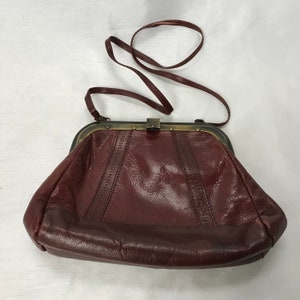 Vintage-Handtasche aus echtem Leder in weinroter Farbe