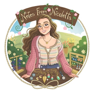 以下が含まれることがあります： 長い茶色の髪と眼鏡をかけた女性が、「Notes From Nicoletta」と書かれた看板のあるテーブルの後ろに立っています。テーブルは花で飾られており、さまざまなイヤリングが展示されています。イヤリングは金属、ガラス、木など、さまざまな素材で作られています。