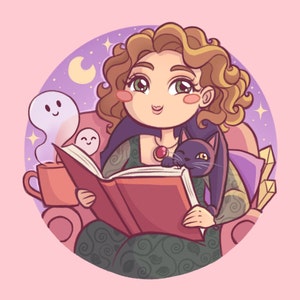 Puede incluir: Una ilustraci&oacute;n de dibujos animados de una mujer con cabello casta&ntilde;o rizado leyendo un libro en un c&oacute;modo sill&oacute;n. Lleva un vestido verde con estampado floral y tiene un gato negro acurrucado en su regazo. Hay dos fantasmas flotando cerca, uno con un libro y el otro con una taza de caf&eacute;.