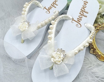Tongs de mariée roses et perlées, tongs de mariée blanches, tongs de mariage avec fleurs en strass, sandales de demoiselle d'honneur, tongs de mariage sur la plage