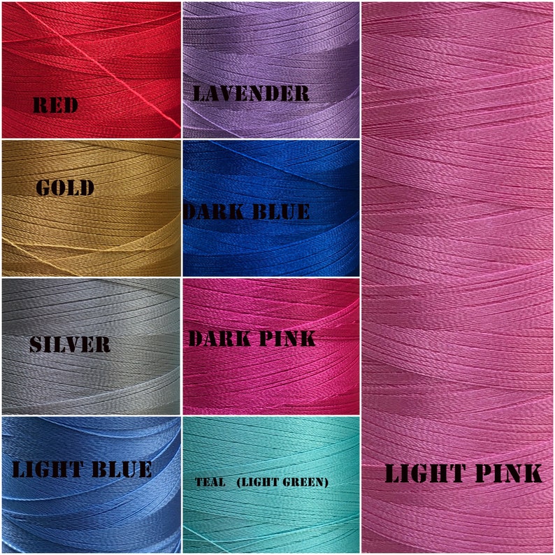 Puede incluir: Una colecci&oacute;n de carretes de hilo en varios colores, incluyendo rojo, lavanda, oro, azul oscuro, plata, rosa oscuro, azul claro, verde azulado y rosa claro. Cada secci&oacute;n de la imagen presenta una etiqueta con el nombre del color.