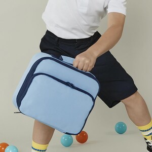 Puede incluir: Una bolsa de almuerzo rectangular de color azul claro con bordes en azul oscuro y una cremallera a juego. La bolsa cuenta con un asa superior para transportarla y un bolsillo frontal con cremallera, hecha de tela s&oacute;lida con dise&ntilde;o.