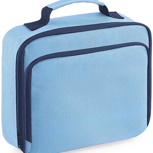Puede incluir: Una bolsa de almuerzo rectangular de tela azul claro con bordes y cremalleras en azul oscuro. La bolsa cuenta con un asa de transporte superior, un compartimento principal con cremallera y un bolsillo frontal m&aacute;s peque&ntilde;o con cremallera.