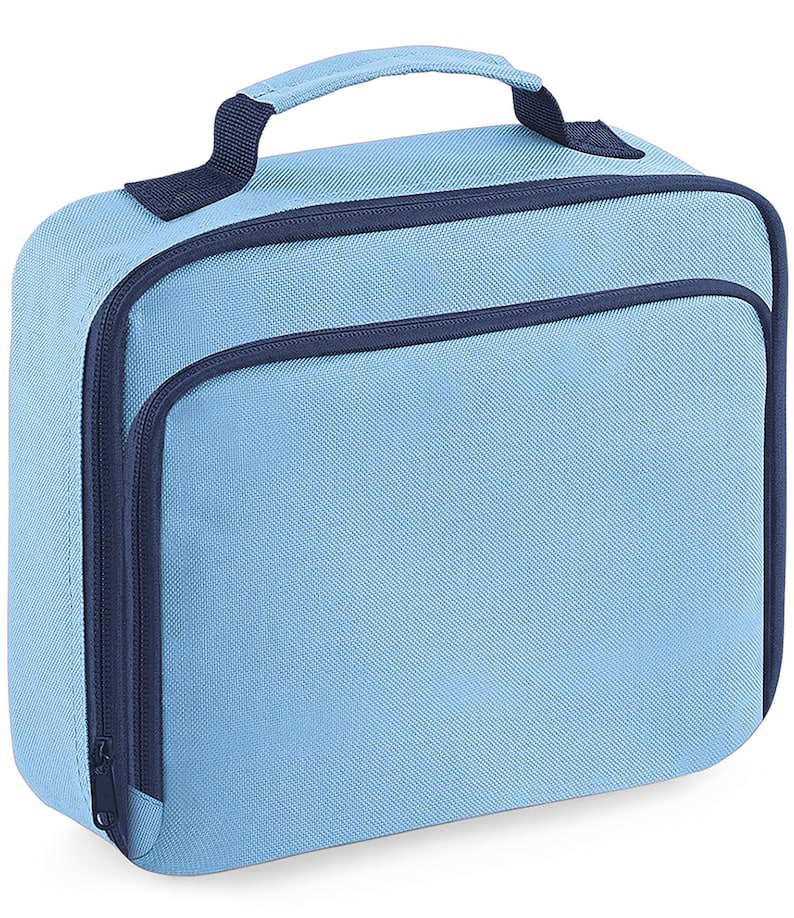 Puede incluir: Una bolsa de almuerzo rectangular de tela azul claro con bordes y cremalleras en azul oscuro. La bolsa cuenta con un asa de transporte superior, un compartimento principal con cremallera y un bolsillo frontal m&aacute;s peque&ntilde;o con cremallera.