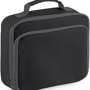 Puede incluir: Una bolsa de almuerzo rectangular de color negro con un bolsillo frontal con cremallera en gris oscuro y un compartimento principal a juego con cremallera en gris oscuro. Incluye un asa superior resistente en gris oscuro y tejido duradero.