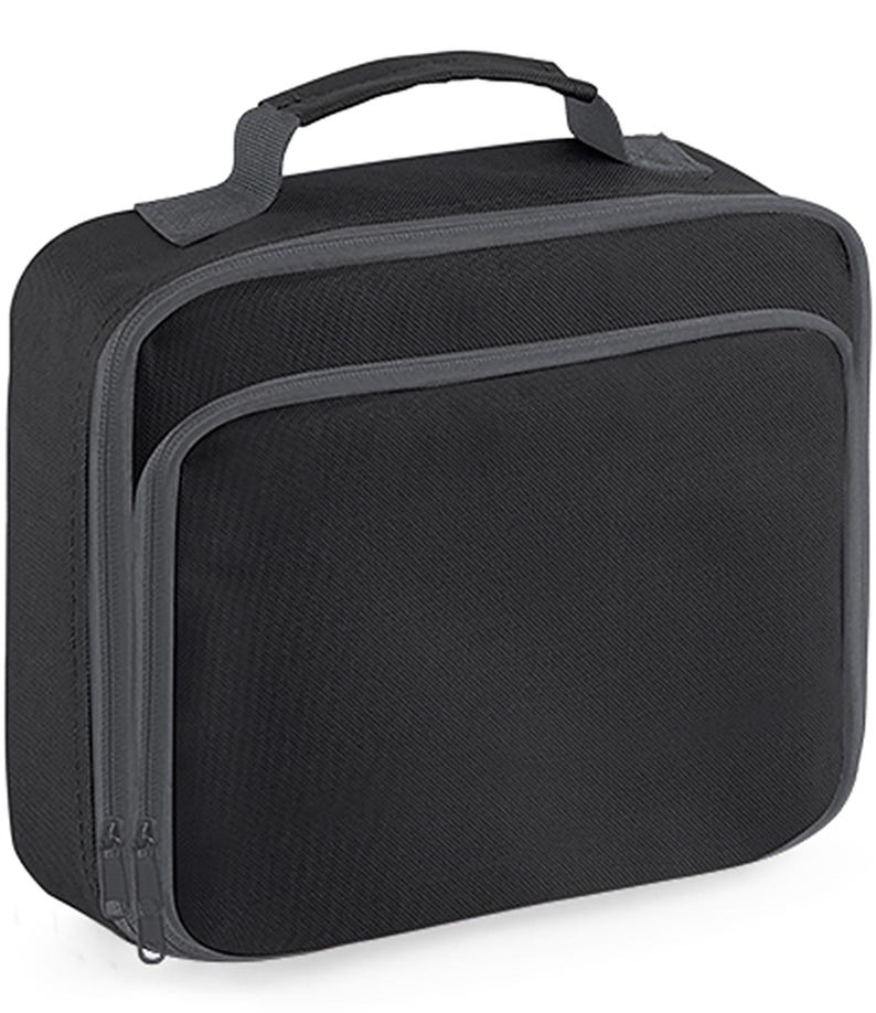 Puede incluir: Una bolsa de almuerzo rectangular de color negro con un bolsillo frontal con cremallera en gris oscuro y un compartimento principal a juego con cremallera en gris oscuro. Incluye un asa superior resistente en gris oscuro y tejido duradero.