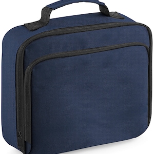 Puede incluir: Una bolsa de almuerzo rectangular de color azul marino con un exterior de tela texturizada, un compartimento principal con cremallera negra, un bolsillo frontal con cremallera y un asa superior negra resistente para transportarla.