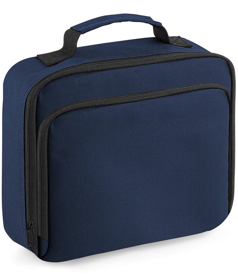 Puede incluir: Una bolsa de almuerzo rectangular de color azul marino con un exterior de tela texturizada, un compartimento principal con cremallera negra, un bolsillo frontal con cremallera y un asa superior negra resistente para transportarla.