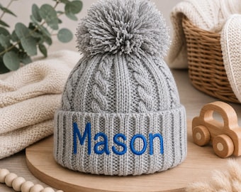 Personlig mössa för babypojke, grå kabelstickad pompommössa, broderat namn