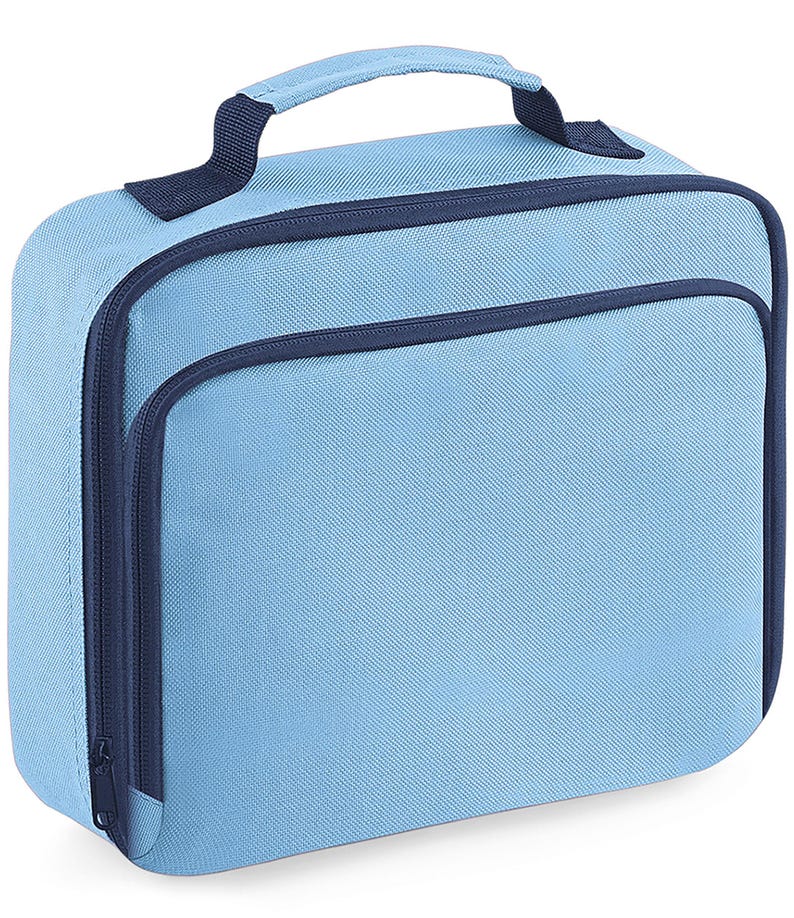 Puede incluir: Una bolsa de almuerzo rectangular de tela azul claro con bordes y cremalleras en azul oscuro. La bolsa cuenta con un asa de transporte superior, un compartimento principal con cremallera y un bolsillo frontal m&aacute;s peque&ntilde;o con cremallera.