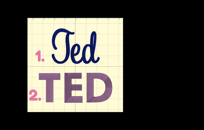 Puede incluir: Una vista previa de dise&ntilde;o de bordado digital sobre un fondo de cuadr&iacute;cula. La opci&oacute;n 1 presenta el nombre Ted en una fuente cursiva azul oscuro. La opci&oacute;n 2 muestra el nombre TED en una fuente de letras de bloque moradas con textura.