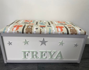 Caja de juguetes personalizada con tapa extraíble, se puede utilizar como asiento, bonito regalo o mueble de guardería/caja de mantas. Añade el nombre de tu hijo.